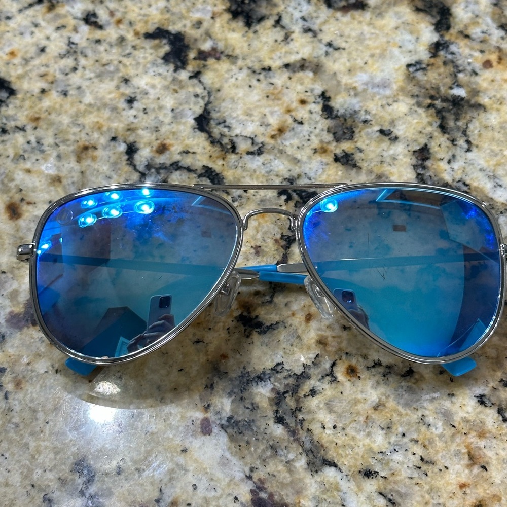 Women's blue polarized aviators